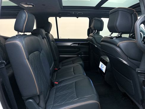 Used 2022 Jeep Grand Wagoneer Series III w/ Flexible Seating Group image 35