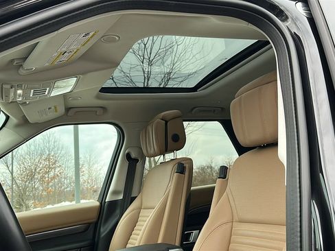 Certified 2025 Land Rover Discovery Metropolitan Edition image 11