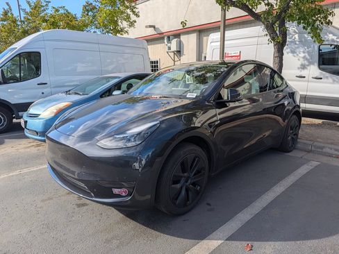 Used 2024 Tesla Model Y Long Range RWD image 5