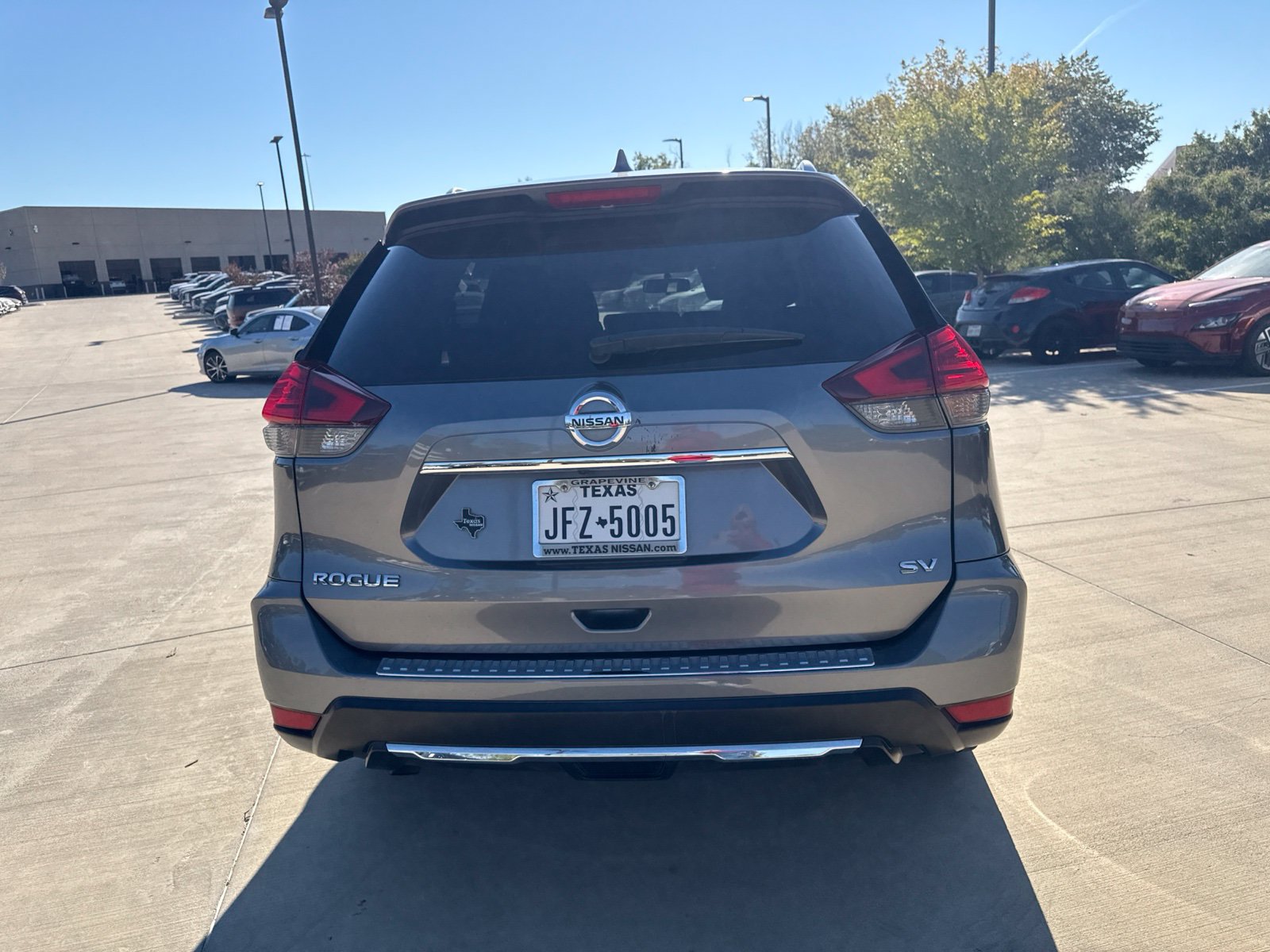 Used 2017 Nissan Rogue SV FWD image 4