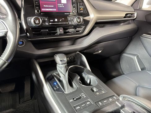 Used 2021 Toyota Highlander XLE AWD/4WD image 16