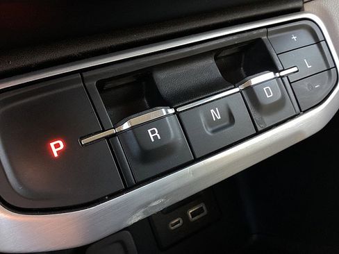 Used 2023 GMC Acadia SLT image 13