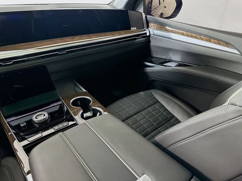 Used 2025 Cadillac Escalade Sport Platinum w/ LPO, Floor Liner Package AWD/4WD image 23