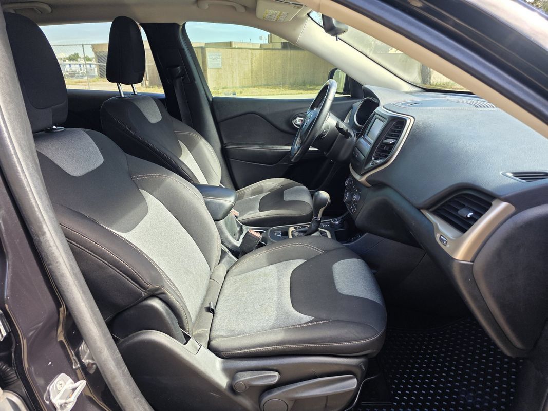 Used 2014 Jeep Cherokee Latitude w/ Cold Weather Group AWD/4WD image 22