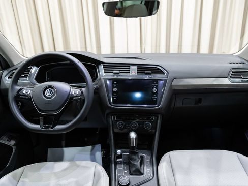 Used 2020 Volkswagen Tiguan SEL AWD/4WD image 17