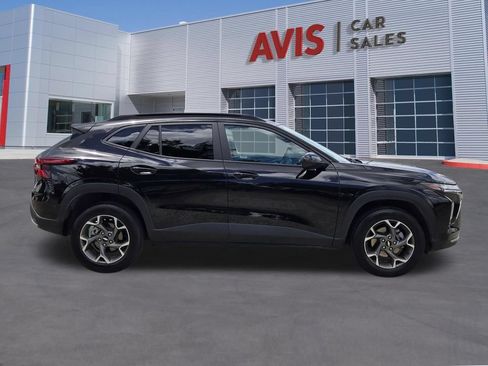 Used 2025 Chevrolet Trax LT w/ LT Convenience Package FWD image 5