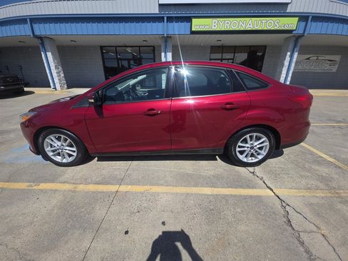 Used 2015 Ford Focus SE FWD image 2