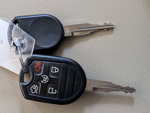 Used 2015 Ford Taurus SEL image 30