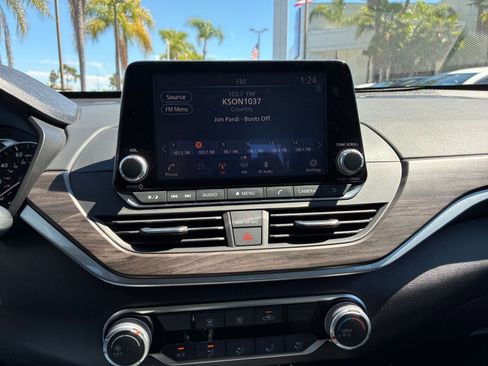 Used 2025 Nissan Altima 2.5 SV image 17