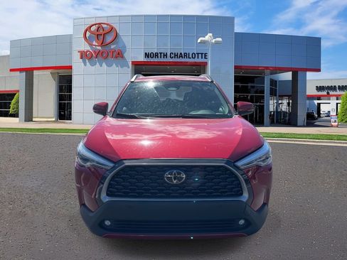 Used 2023 Toyota Corolla Cross XLE image 4
