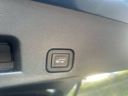 Used 2025 Chevrolet Traverse LT image 11