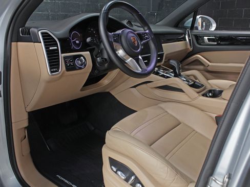 Used 2019 Porsche Cayenne w/ Premium Package AWD/4WD image 31