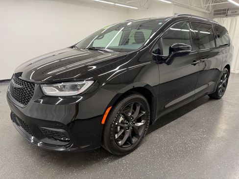 Used 2025 Chrysler Pacifica Limited FWD image 4