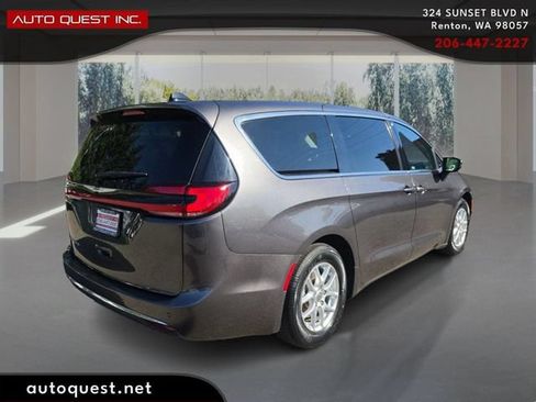 Used 2023 Chrysler Pacifica Touring-L FWD image 5