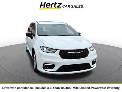 Used 2025 Chrysler Pacifica Select