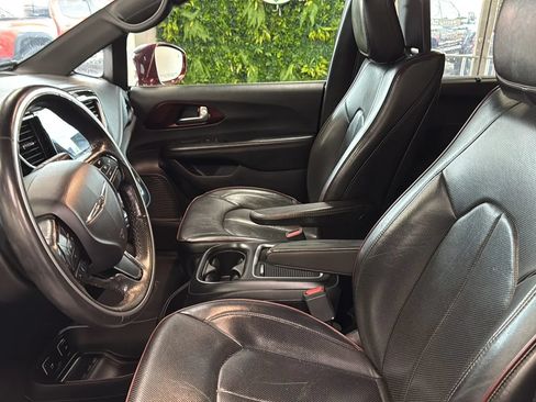 Used 2019 Chrysler Pacifica Limited FWD image 14