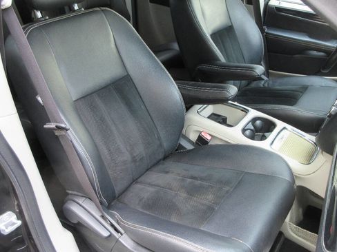 Used 2017 Dodge Grand Caravan SXT FWD image 27