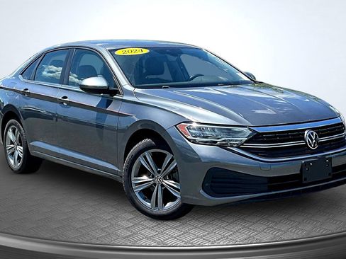 Used 2024 Volkswagen Jetta SE FWD image 2