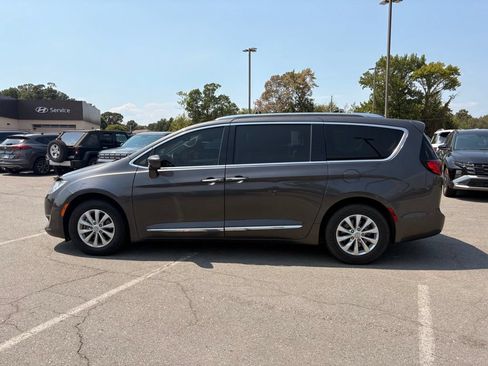 Used 2019 Chrysler Pacifica Touring-L FWD image 4