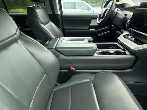 Used 2025 Ford Expedition Active AWD/4WD image 3