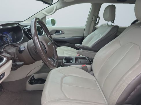 Used 2017 Chrysler Pacifica Touring-L FWD image 10