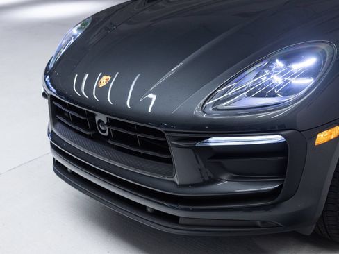 Certified 2026 Porsche Macan AWD/4WD image 33