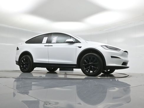 Used 2022 Tesla Model X image 2