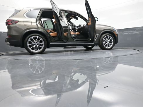 Used 2025 BMW X5 xDrive40i w/ Climate Comfort Package image 52