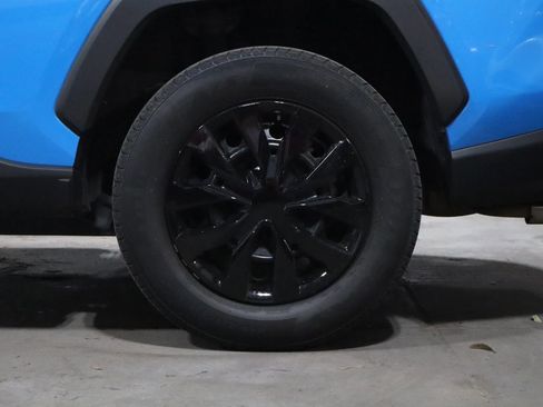 Used 2020 Toyota RAV4 LE AWD/4WD image 4