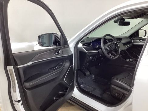 Used 2023 Jeep Grand Cherokee L Limited w/ Luxury Tech Group II AWD/4WD image 9