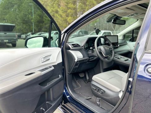 Used 2025 Toyota Sienna XLE image 11