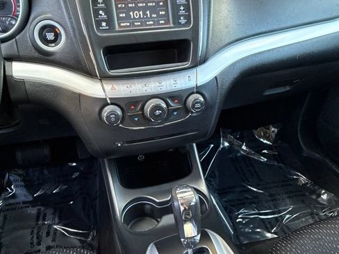 Used 2019 Dodge Journey SE FWD image 5