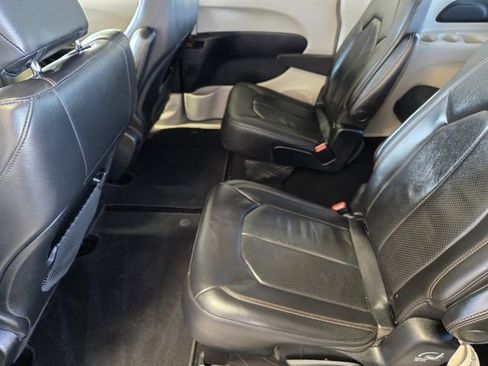 Used 2020 Chrysler Pacifica Touring-L image 32