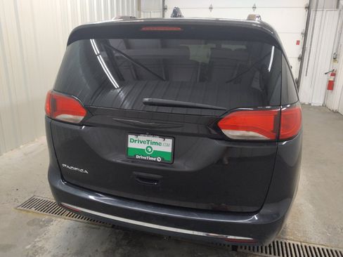 Used 2020 Chrysler Pacifica Touring-L FWD image 7