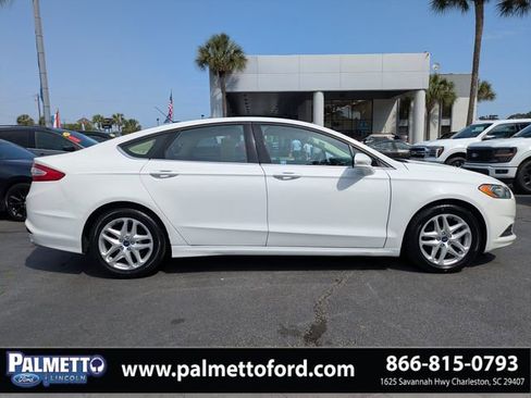 Used 2016 Ford Fusion SE FWD image 2