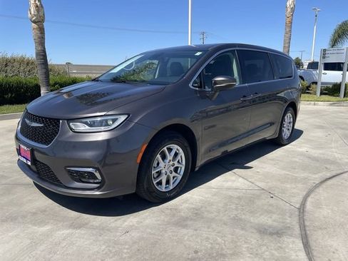 Used 2023 Chrysler Pacifica Touring-L FWD image 1