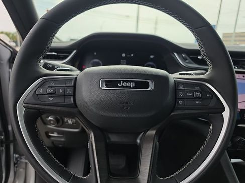 Used 2025 Jeep Grand Cherokee Limited AWD/4WD image 20