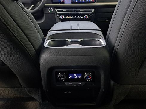 Used 2025 Chevrolet Traverse LT image 29