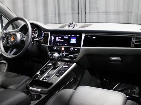 Certified 2025 Porsche Macan image 22