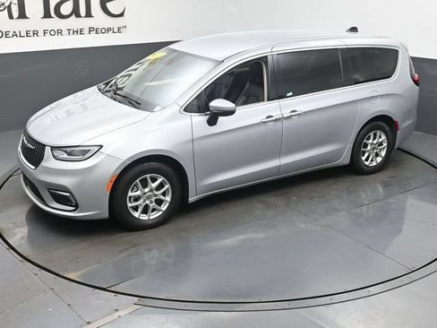 Used 2023 Chrysler Pacifica Touring-L FWD image 45
