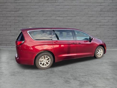 Used 2023 Chrysler Voyager LX FWD image 5