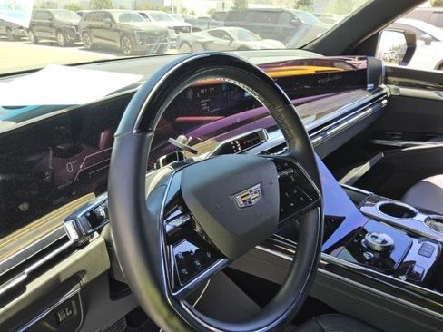 Used 2025 Cadillac Escalade ESV Luxury RWD image 5