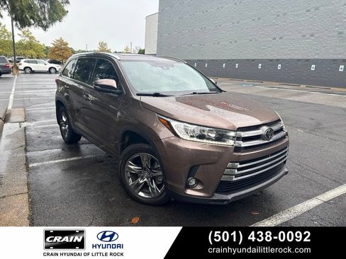 Used 2019 Toyota Highlander Limited Platinum FWD image 1