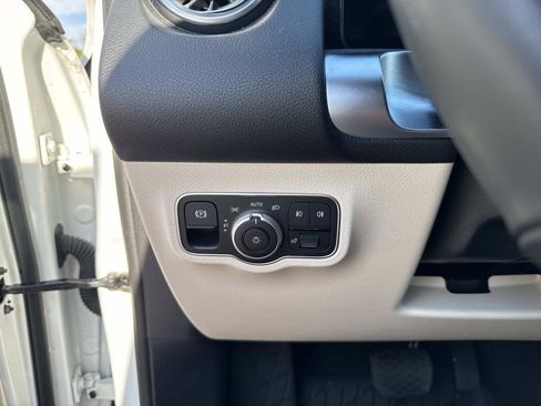 Used 2025 Mercedes-Benz GLB 250 GLB 250 image 32