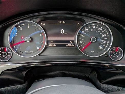 Used 2017 Volkswagen Touareg Sport image 27