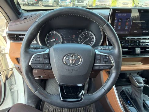 Used 2021 Toyota Highlander Platinum AWD/4WD image 14