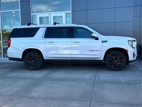 Used 2022 GMC Yukon XL Denali AWD/4WD image 2