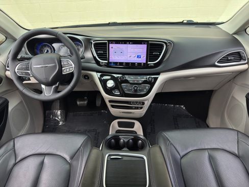 Used 2022 Chrysler Pacifica Touring-L FWD image 11