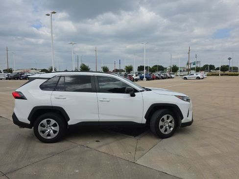 Used 2019 Toyota RAV4 LE FWD image 2
