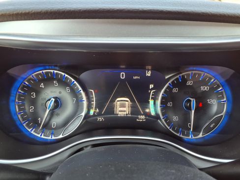 Used 2025 Chrysler Pacifica Limited image 13